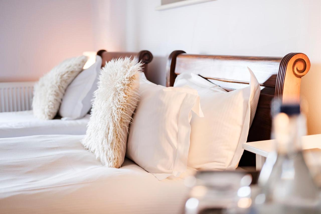 The Bower Inn Bridgwater Extérieur photo A bed with pillows