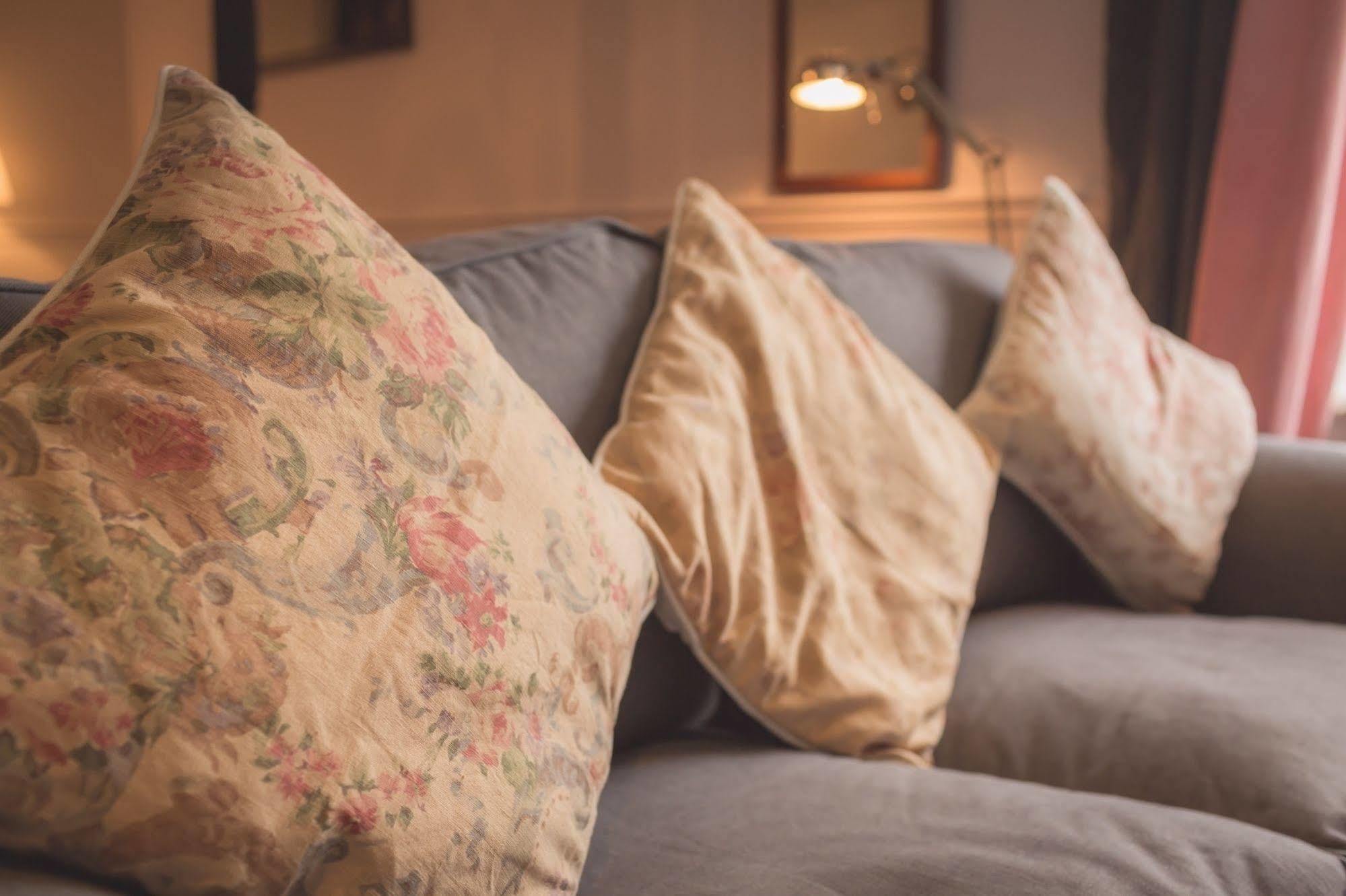 The Bower Inn Bridgwater Extérieur photo Cushions on a sofa